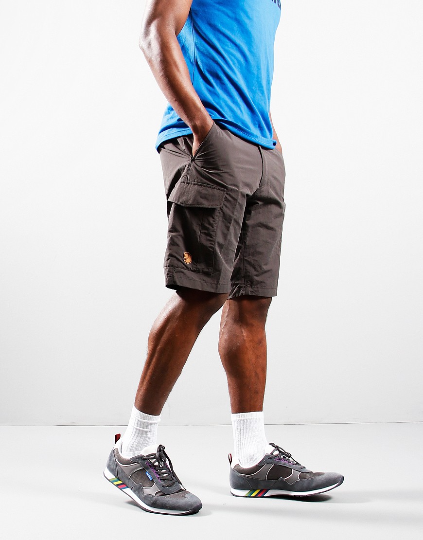 Fj llr ven Traveller MT Cargo Shorts Dark Grey Terraces Menswear