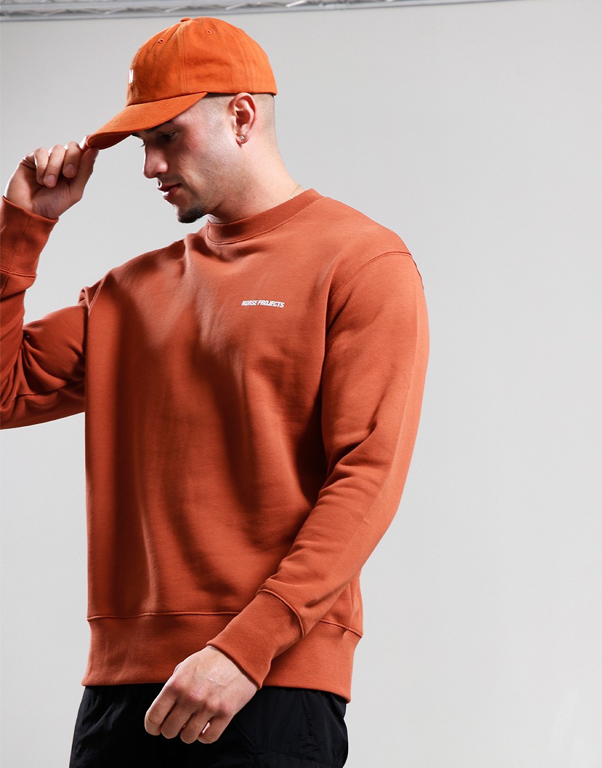 【関税込み】NORSE PROJECTS オレンジ Arne スウェットシャツ Norse Projects Arne Logo Sweat Red Ochre - Terraces Menswear